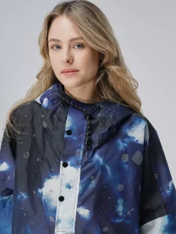 RAINKISS, Regenjacke - Regenponcho STARRY NIGHT -ModeHaus Berlin rainkiss regenjacke regenponchostarrynight 3 768 1024 75 7601137 3